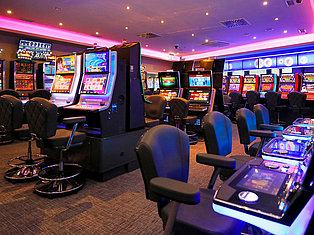 Spielsaal mit Spielautomaten 