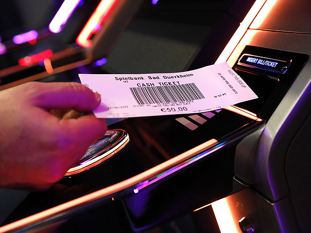 Ticket wird in den Spielautomaten gegeben 